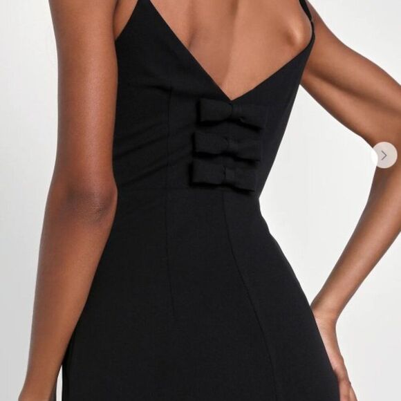 Lulus Dresses & Skirts - Lulu's LBD with Bow Detail in Back sz M